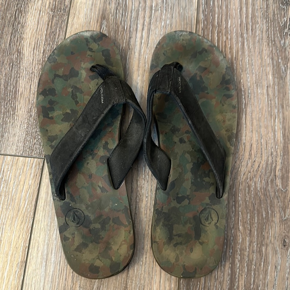 Mens Size 12 Volcom Camo Flip Flops